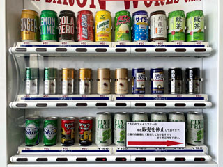レッドバロン自動販売機に新お茶飲料が仲間入り カイザーベルク びわ湖 ツーリングをサポートするレッドバロン